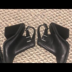 Closed toe black mule with chunky heel